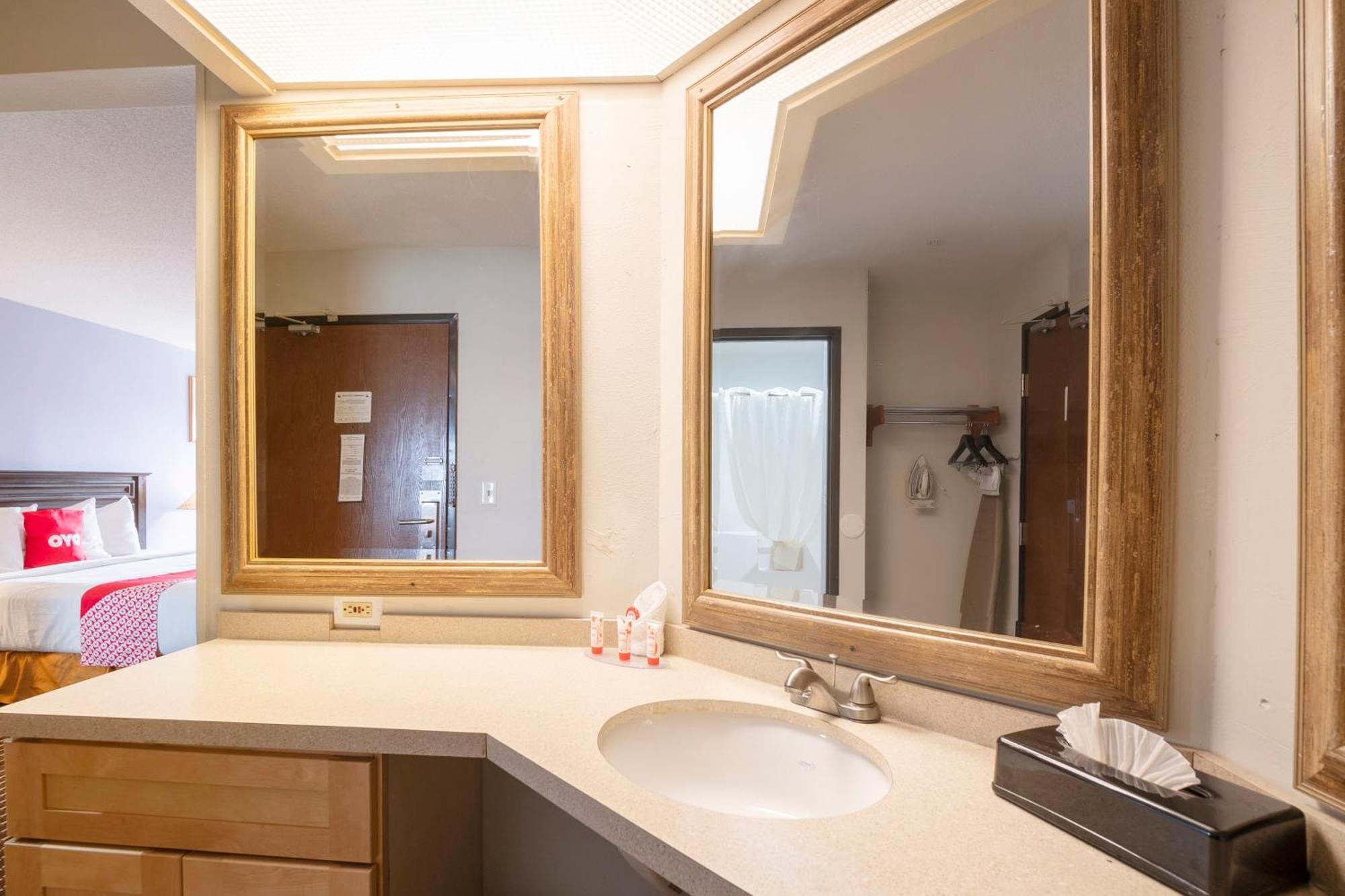 Отель Oyo Townhouse Houston Airport North Экстерьер фото