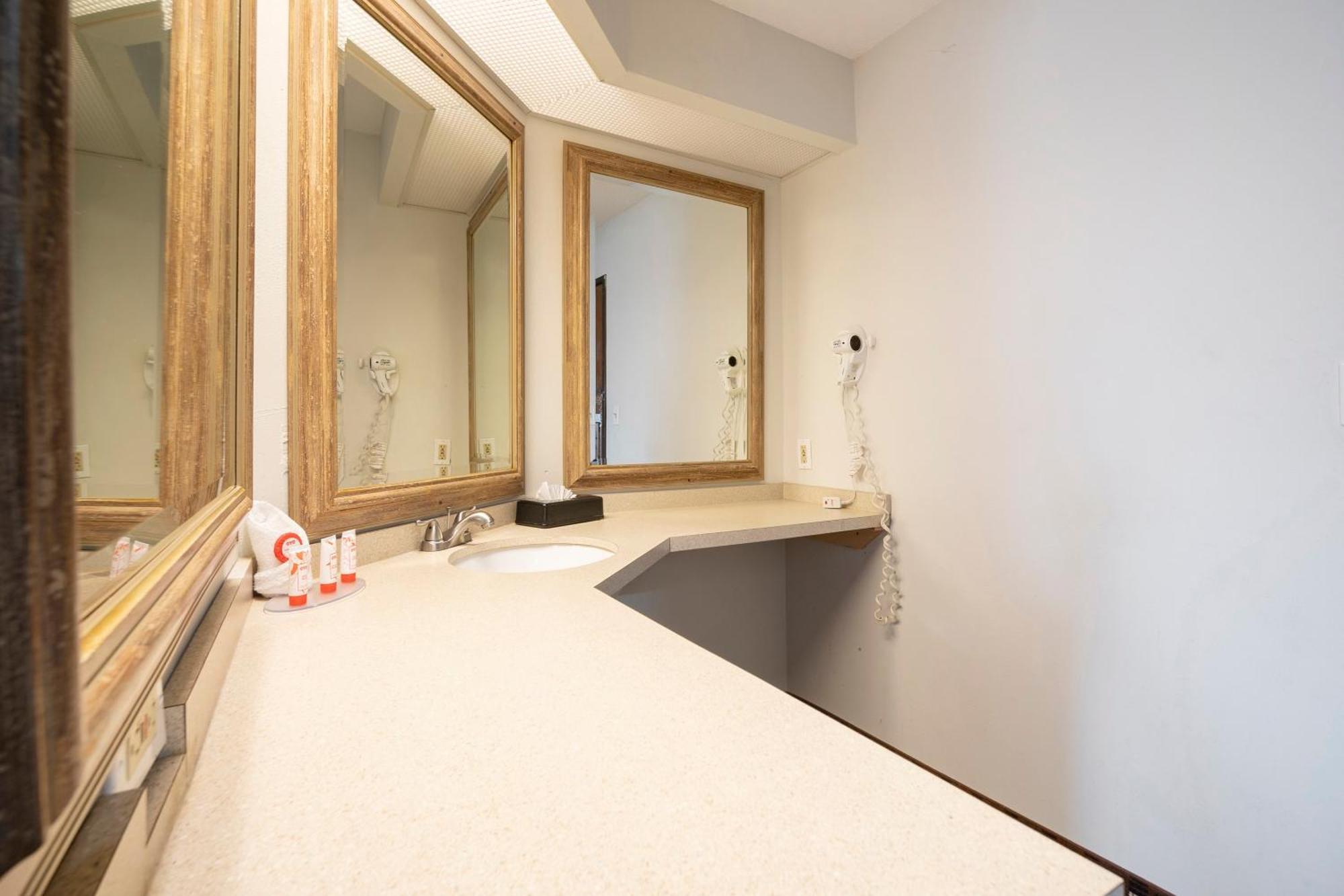 Отель Oyo Townhouse Houston Airport North Экстерьер фото