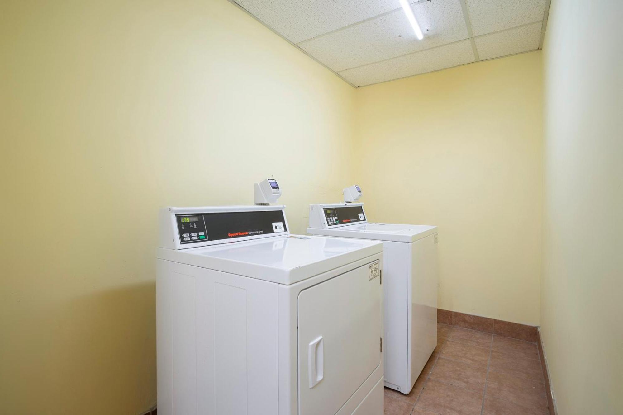 Отель Oyo Townhouse Houston Airport North Экстерьер фото