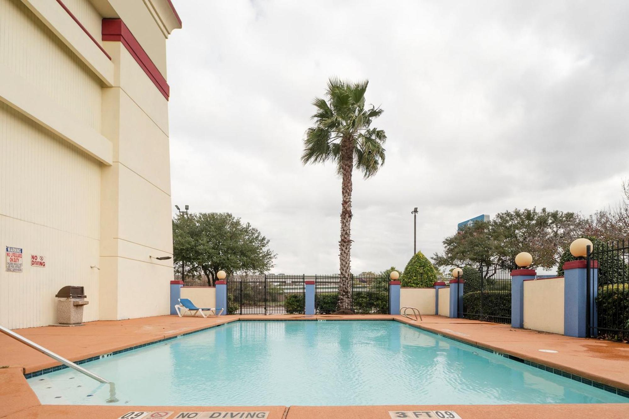 Отель Oyo Townhouse Houston Airport North Экстерьер фото
